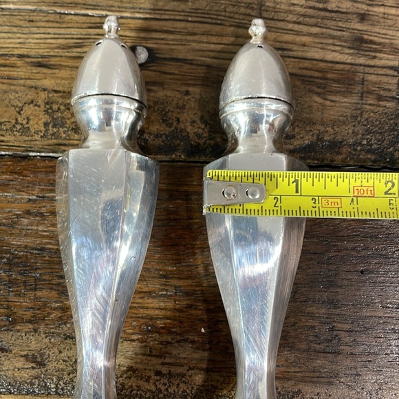 Vintage silver salt and pepper shakers - Picture 8 of 11
